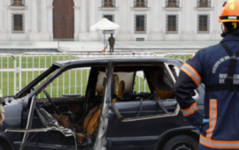Detienen a conductor que intentó incendiar un furgón frente al Palacio de La Moneda