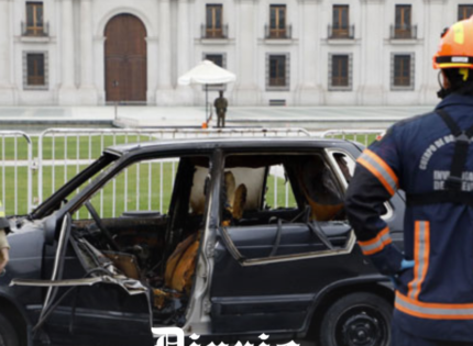 Detienen a conductor que intentó incendiar un furgón frente al Palacio de La Moneda