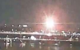 Un avión de American Airlines cae al río Potomac tras chocar con un helicóptero del Ejército cerca al Aeropuerto Reagan en Washington D.C.