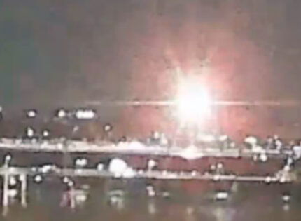 Un avión de American Airlines cae al río Potomac tras chocar con un helicóptero del Ejército cerca al Aeropuerto Reagan en Washington D.C.