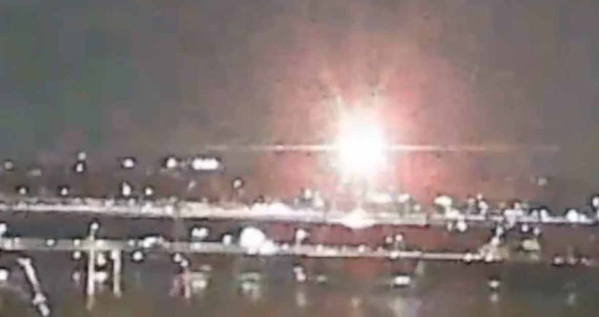 Un avión de American Airlines cae al río Potomac tras chocar con un helicóptero del Ejército cerca al Aeropuerto Reagan en Washington D.C.