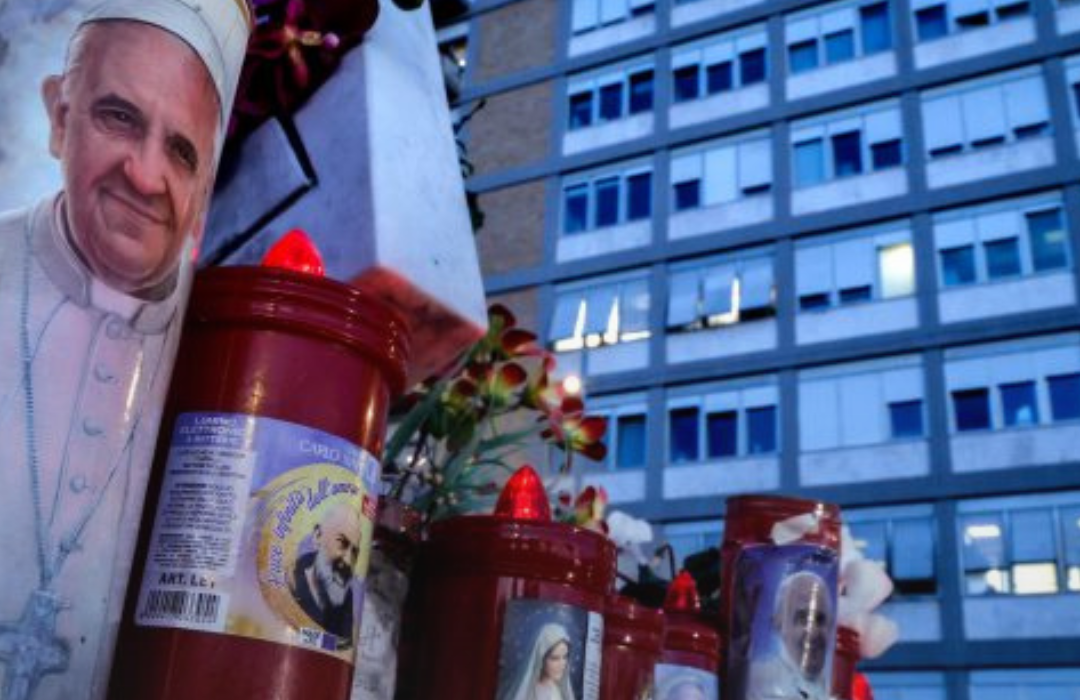 Vaticano en alerta: papa Francisco se encuentra “crítico” tras sufrir crisis respiratoria
