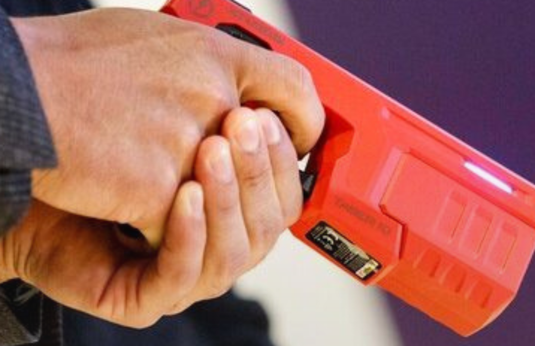 Electrochoque entre Gobierno y alcaldes: crece tensión por pistola “taser” para guardias municipales