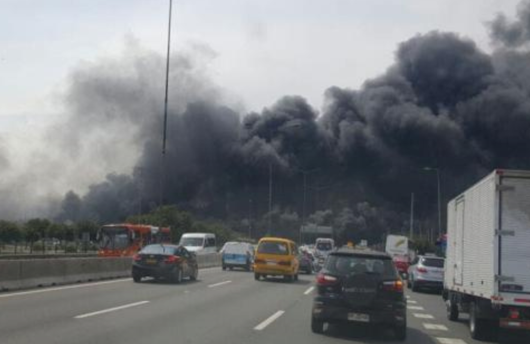 Reportan gigantesco incendio en las cercanías del Aeropuerto de Santiago