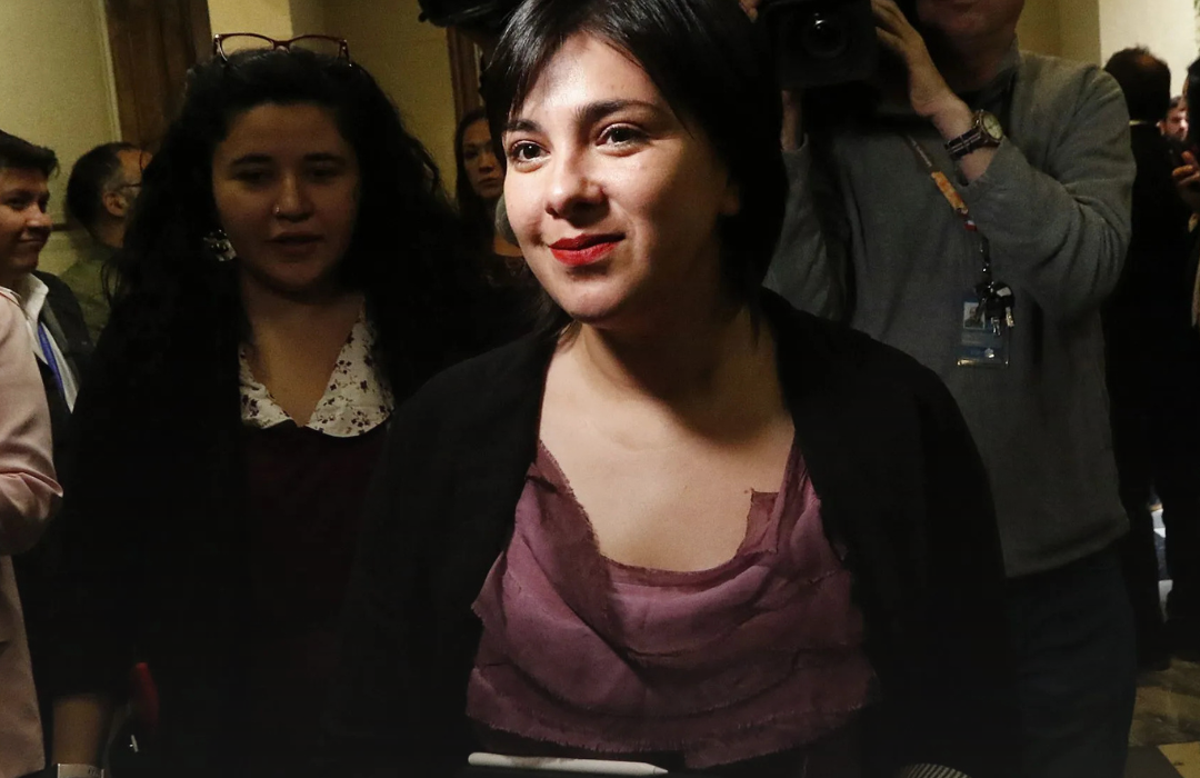 27 de los 32 asesores parlamentarios que ha tenido Karol Cariola encontraron trabajo en el Estado