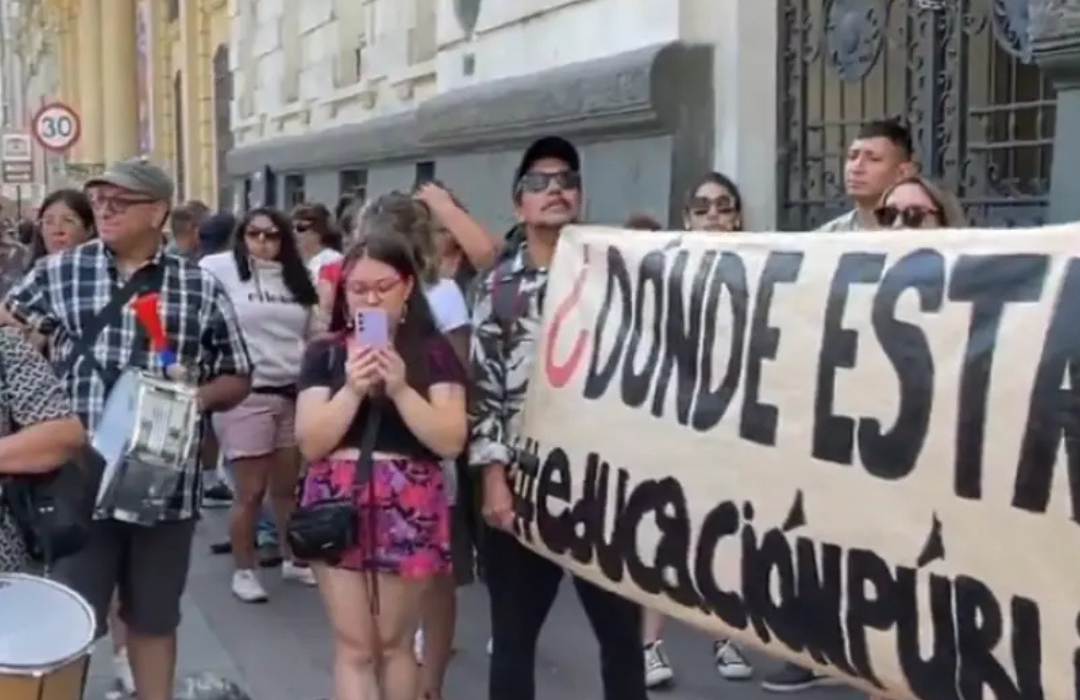 Profesores de Santiago inician paro indefinido por conflicto con Desbordes: Medida afecta a 39 establecimientos