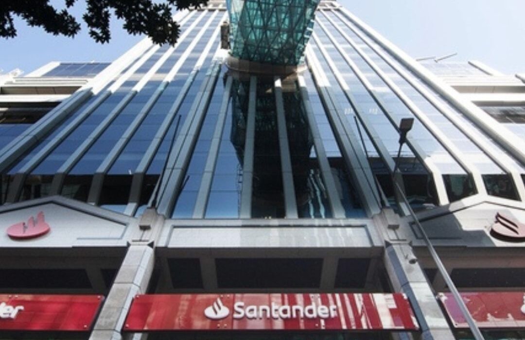 Banco Santander pide citar a declarar a gerentes generales de Scotiabank y Consorcio en disputa con Banco Estado por tarifas