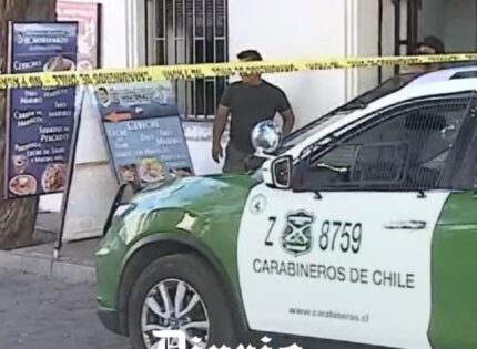Hombre en scooter disparó contra grupo de personas en pleno centro de Santiago: hay dos heridos a bala