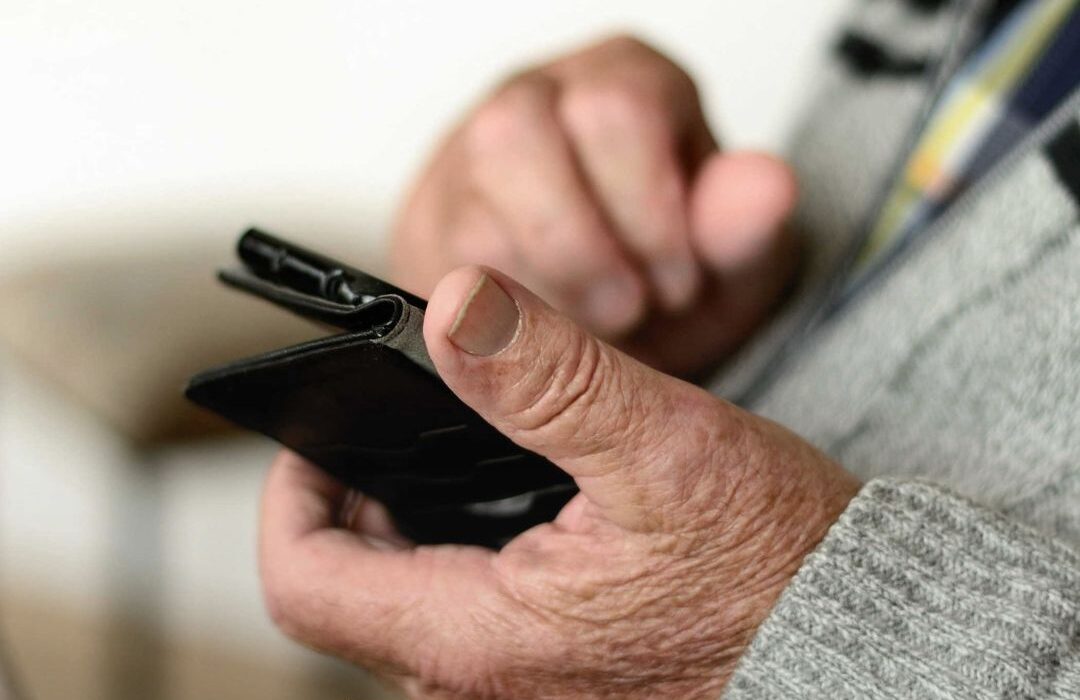 Cómo la exclusión digital amenaza la conexión con vínculo familiar de los adultos mayores en Chile