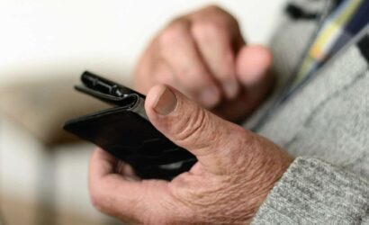 Cómo la exclusión digital amenaza la conexión con vínculo familiar de los adultos mayores en Chile