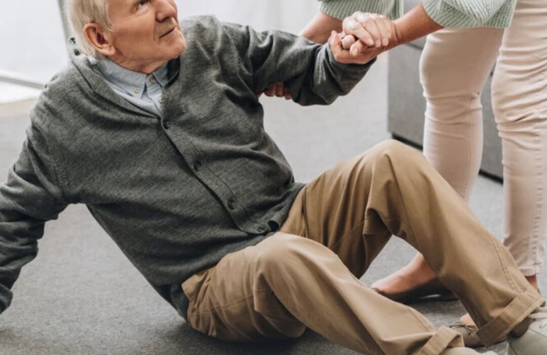 Sarcopenia: La enfermedad que provoca caídas en adultos mayores y los 5 claves para prevenirla