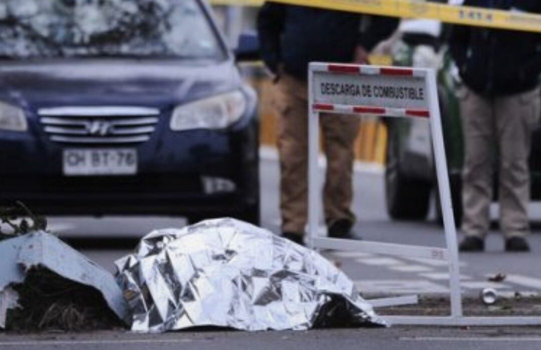 Dos fallecidos tras choque y atropello en estación de servicio en Providencia