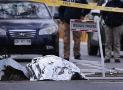 Dos fallecidos tras choque y atropello en estación de servicio en Providencia