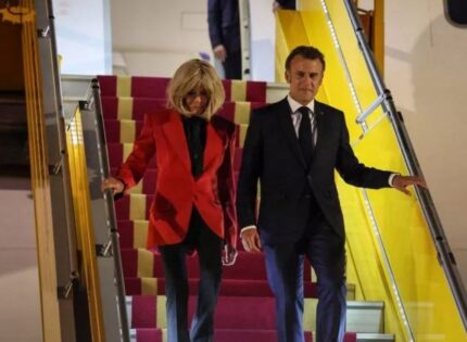 Momento en que «la esposa de Emmanuel Macron le da una bofetada» frente a espectadores aturdos