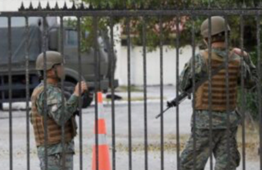 Desconocidos roban dos fusiles de guerra tras golpear a conscriptos en regimiento de Valparaíso