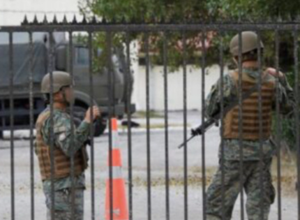 Desconocidos roban dos fusiles de guerra tras golpear a conscriptos en regimiento de Valparaíso