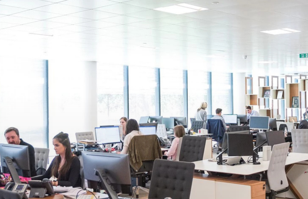 El CEO de una empresa de software, defensor de la oficina al 100%, dice que el teletrabajo solo es bueno para individuos, no para equipos
