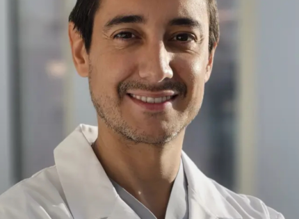 Cirujano chileno es el primer latino en recibir el «Globo de Oro» de la microcirugía reconstructiva