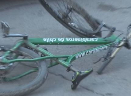 Carabinero en bicicleta fue atropellado mientras acudía a una emergencia en Recoleta
