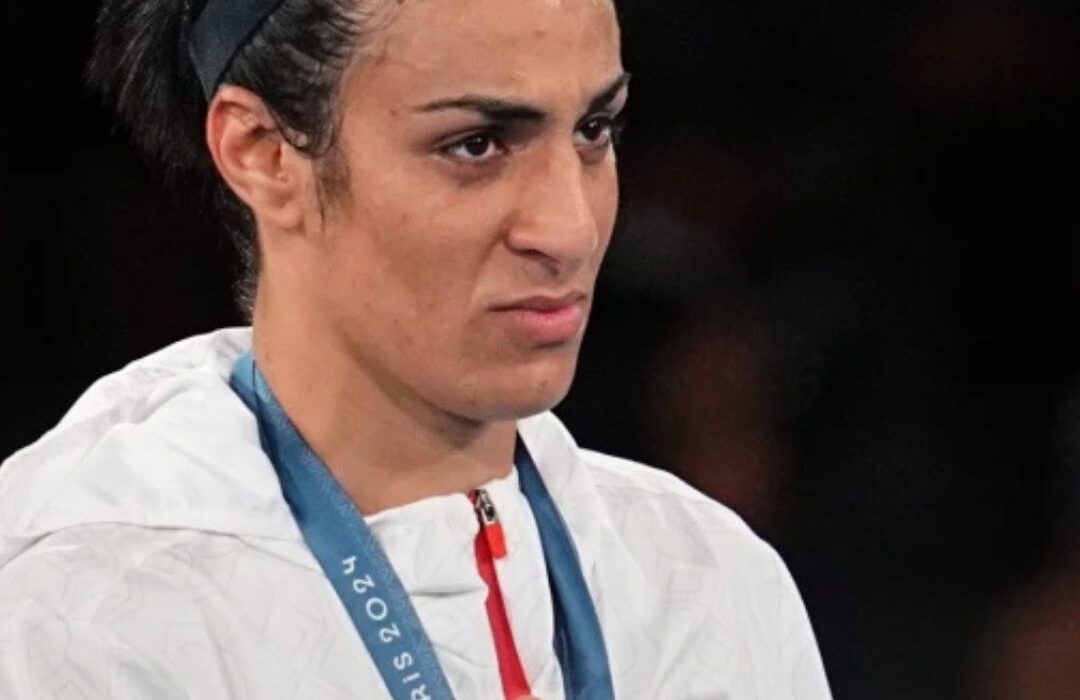 El gesto en los JJOO que probaría que staff de Imane Khelif «sabía que es hombre» y pasó desapercibido