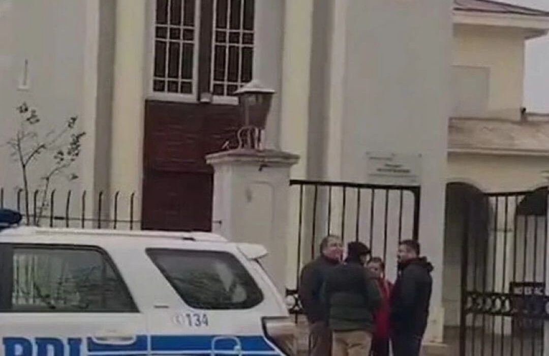 Párroco es apuñalado tras enfrentar a delincuentes en asalto a iglesia de Talca