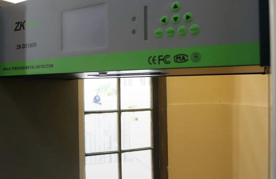 Mineduc recién se abre a «conversar» sobre instalación de detector de metales tras tres estudiantes baleados en colegio