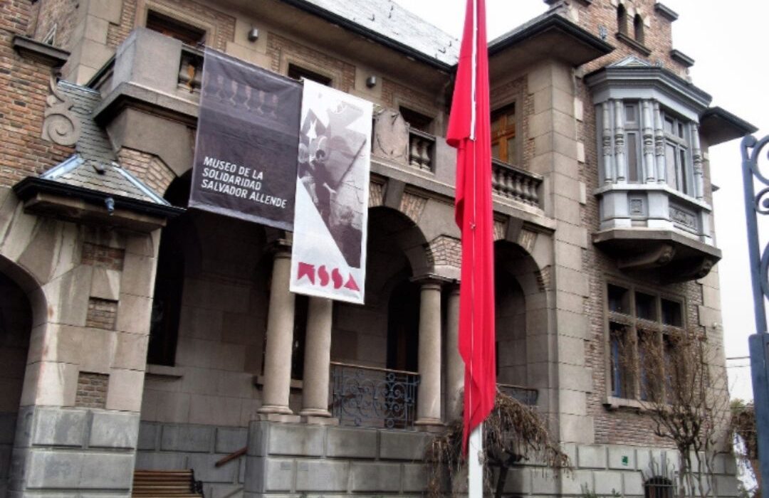 Fundación Salvador Allende enfrenta nueva demanda por acordar con Serviu pagar deuda con obras de arte