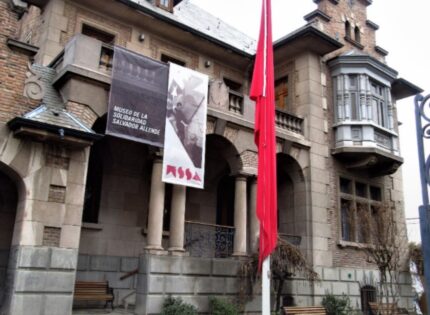 Fundación Salvador Allende enfrenta nueva demanda por acordar con Serviu pagar deuda con obras de arte