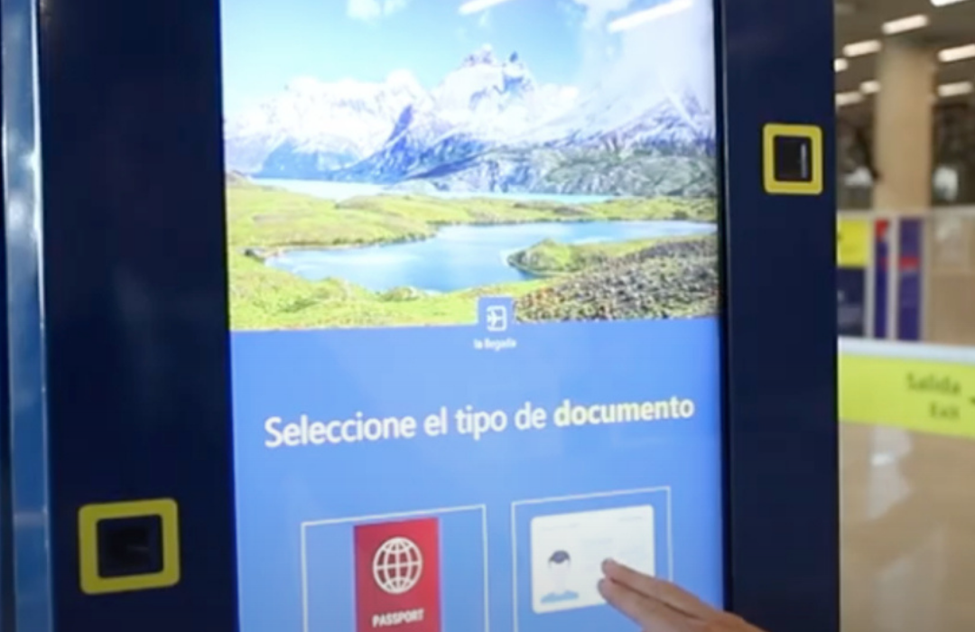 El historial de demandas y proyectos fallidos de la empresa de los tótems de la PDI en el aeropuerto