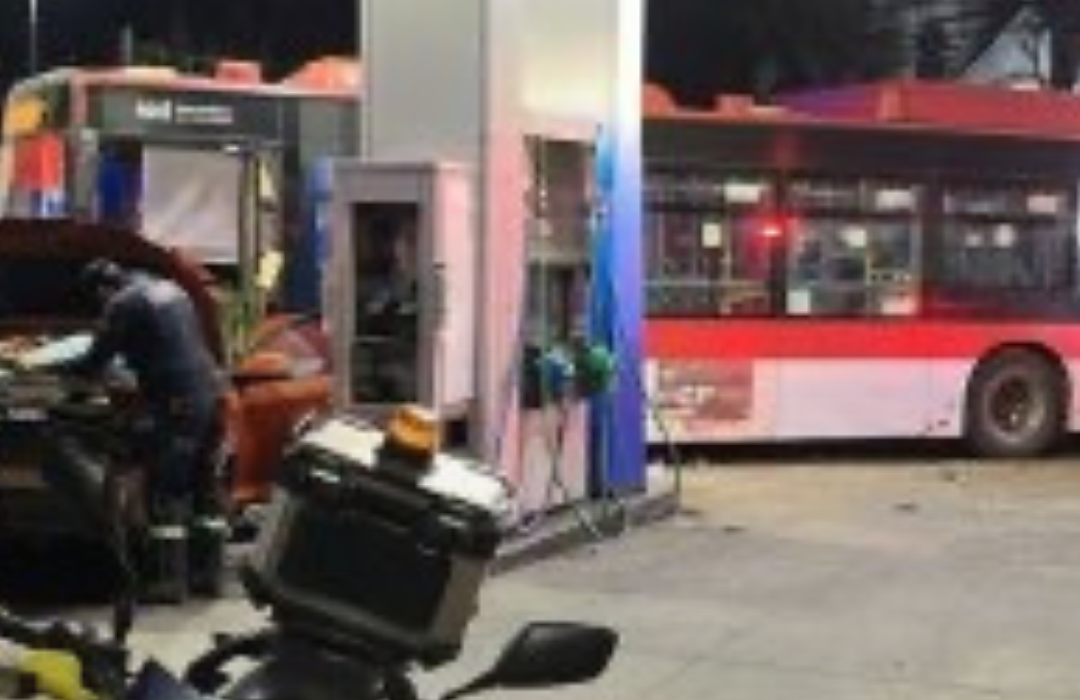 Micro protagonizó fatal choque y atropello múltiple en bencinera de Providencia