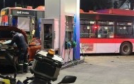 Micro protagonizó fatal choque y atropello múltiple en bencinera de Providencia