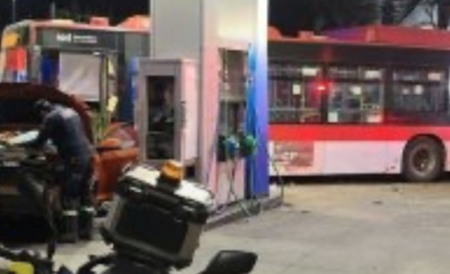 Micro protagonizó fatal choque y atropello múltiple en bencinera de Providencia