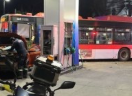 Micro protagonizó fatal choque y atropello múltiple en bencinera de Providencia