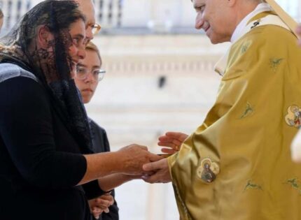 «No malgastes tu vida: haz de ella una obra maestra», exhorta el Papa en canonización histórica