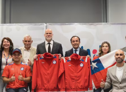 Team ParaChile recibe la bandera que será portada en la inauguración de los Juegos Parapanamericanos Juveniles