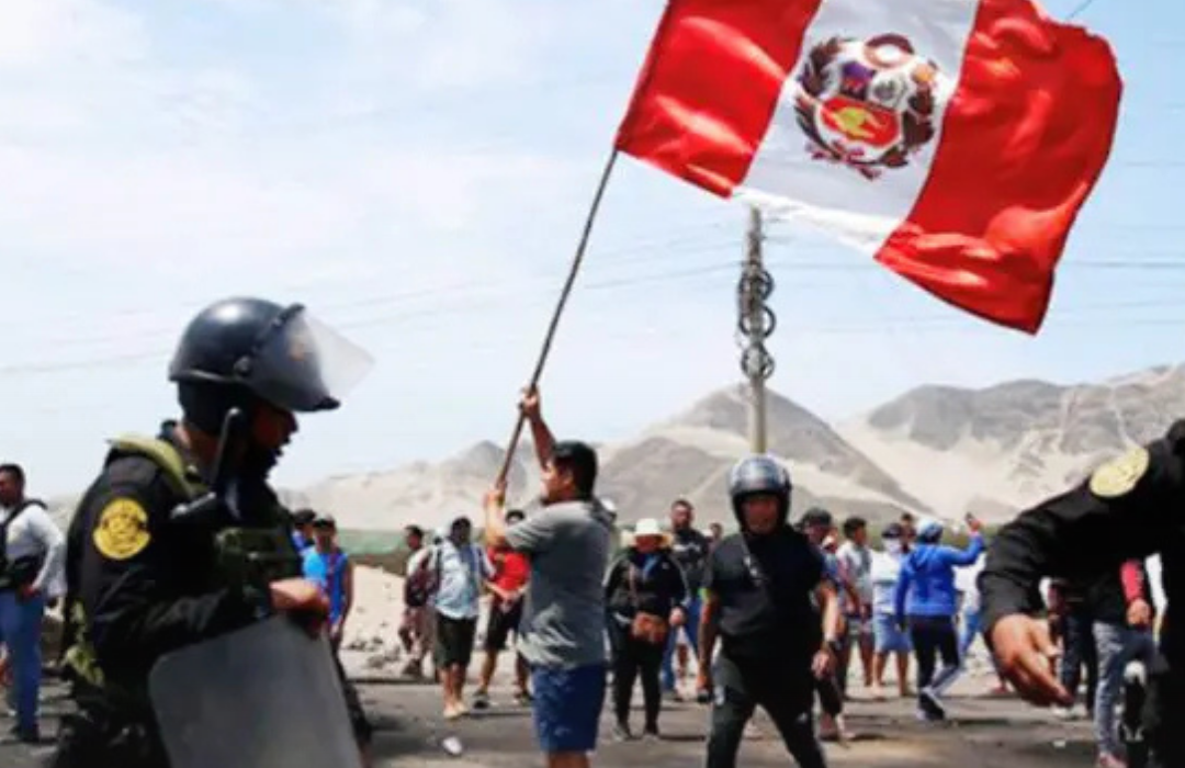 Los 5 hechos que explican la interminable crisis política en Perú que ya cobró un muerto