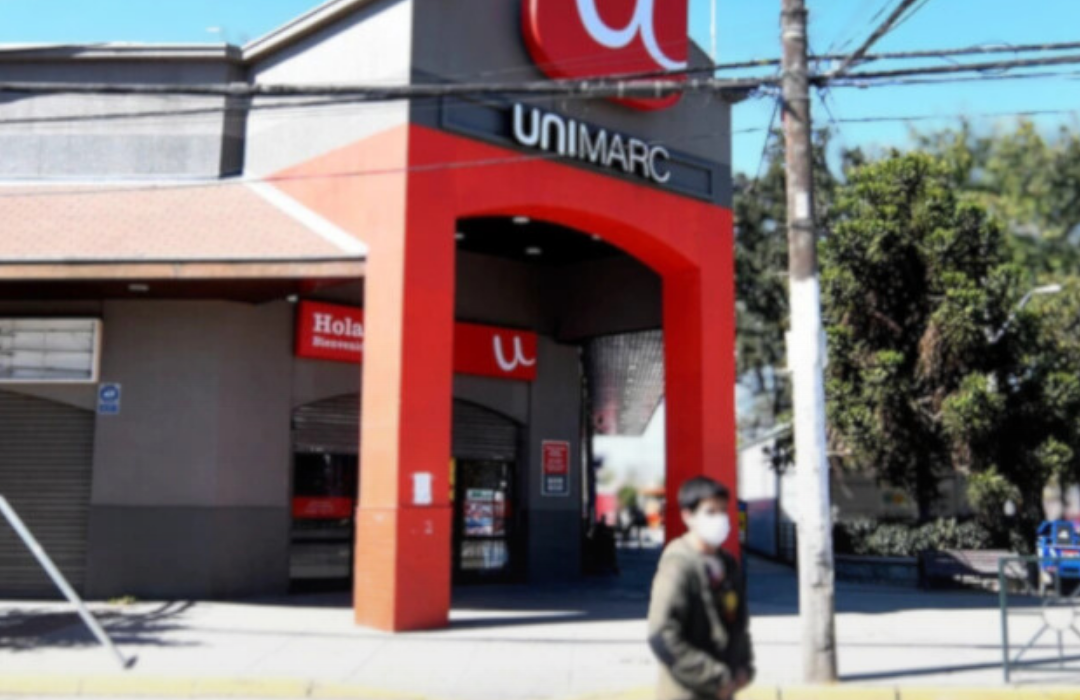 Clienta cayó con su carro por escalera mecánica de Unimarc y sufrió fractura: Supermercado deberá pagarle $10 millones