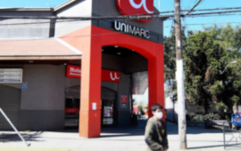 Clienta cayó con su carro por escalera mecánica de Unimarc y sufrió fractura: Supermercado deberá pagarle $10 millones