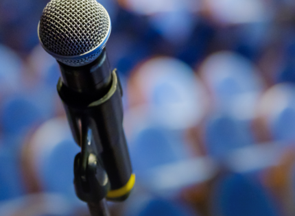 Estudiantes chilenos destacan en mundial escolar de debate: Uno fue reconocido como el mejor