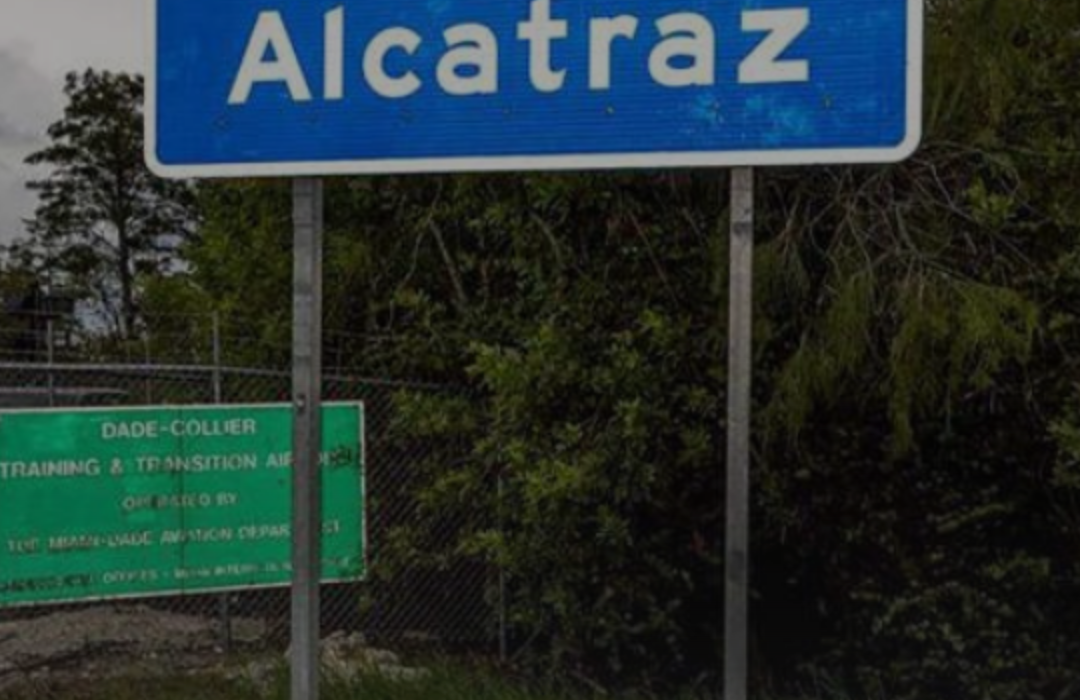 Qué se sabe de los cinco chilenos detenidos en Alligator Alcatraz, la cárcel rodeada de caimanes