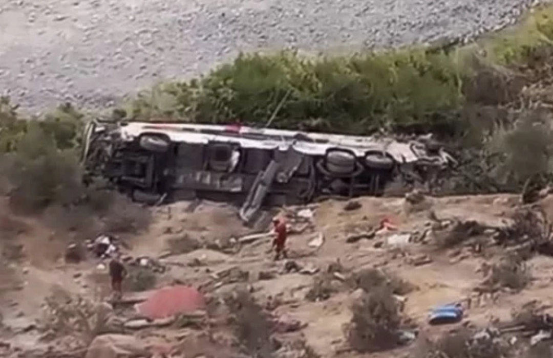37 personas mueren tras caída de bus rural a un abismo en el sur de Perú: hay 13 heridos