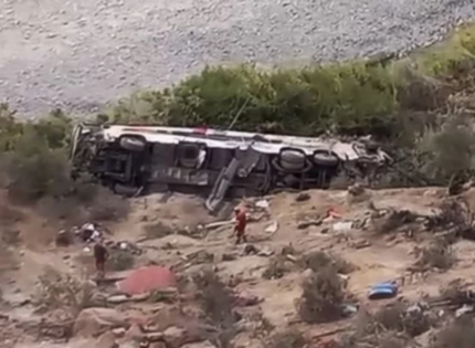 37 personas mueren tras caída de bus rural a un abismo en el sur de Perú: hay 13 heridos