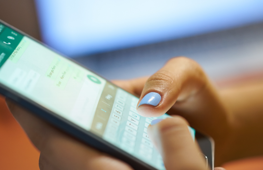 Mujer despedida por revisar WhatsApp de jefa y compartir conversación recibe millonaria indemnización