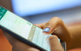 Mujer despedida por revisar WhatsApp de jefa y compartir conversación recibe millonaria indemnización