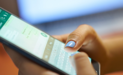 Mujer despedida por revisar WhatsApp de jefa y compartir conversación recibe millonaria indemnización