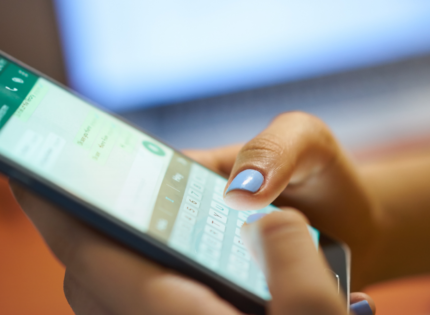 Mujer despedida por revisar WhatsApp de jefa y compartir conversación recibe millonaria indemnización