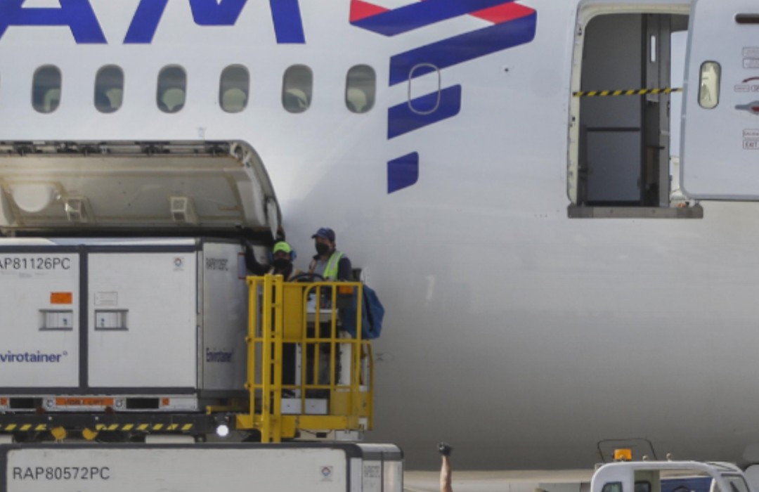 La pugna de los pilotos de Latam con la aerolínea que “forzó” el inicio de una huelga a partir de esta medianoche