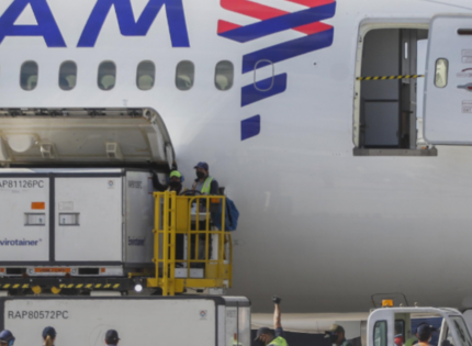 La pugna de los pilotos de Latam con la aerolínea que “forzó” el inicio de una huelga a partir de esta medianoche