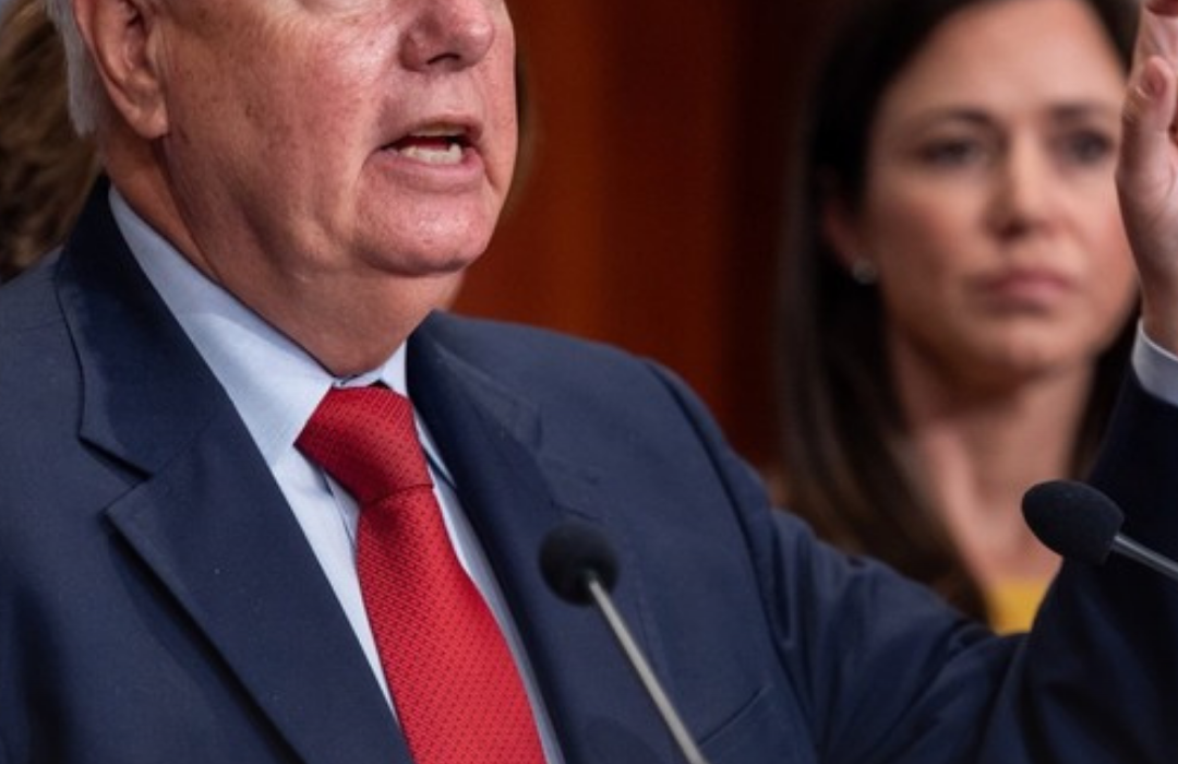 El secretario de Defensa de Estados Unidos, Pete Hegseth, anunció este jueves el inicio de la operación militar “Lanza del Sur”, una ofensiva dirigida por el Comando Sur (Southcom) contra los “narcoterroristas” que operan en Latinoamérica y que, según Washington, representan una amenaza directa para la seguridad del hemisferio occidental.  “El presidente Donald Trump ordenó actuar y el Departamento de Guerra está cumpliendo”, afirmó el secretario de Defensa en la red social X.  Destacó además que la misión pretende “proteger a la nación de las drogas que están matando a nuestra gente” y recordó que el hemisferio occidental “es el vecindario de Estados Unidos y será defendido”.  Las declaraciones se difundieron horas después de que trascendiera la muerte de cuatro personas en un ataque efectuado a inicios de esta semana por fuerzas estadounidenses en el Caribe, hecho confirmado por fuentes del Pentágono a CBS y posteriormente a CNN.  «Operaciones letales»  Con este nuevo incidente, Washington acumula veinte operaciones letales contra presuntas narcolanchas desde mediados de septiembre. Las acciones suman 80 fallecidos, de acuerdo con reportes oficiales. Hegseth también recordó que el domingo anunció dos ataques adicionales contra embarcaciones con tres tripulantes cada una, sin sobrevivientes.  La operación “Lanza del Sur” marca una fase ampliada de presión militar contra organizaciones criminales que actúan en aguas cercanas a países gobernados por regímenes aliados al narcotráfico y cuya permisividad —según autoridades estadounidenses— facilita las rutas de tráfico hacia Norteamérica.  La administración del presidente Donald Trump sostiene que estas acciones forman parte de un esfuerzo para contener la expansión de estructuras ilícitas que desestabilizan la región.   «Vigilancia en el Caribe»  El mayor portaaviones de Estados Unidos y del mundo, el USS Gerald Ford, se incorporó el martes al operativo de la marina de Estados Unidos contra el tráfico de drogas procedente de Latinoamérica, un despliegue que analistas ven como una forma de presión para provocar la salida del narcodictador Nicolás Maduro.  El Comando Sur de las Fuerzas Navales de Estados Unidos afirmó en un comunicado que el USS Gerald Ford, cuyo despliegue se ordenó hace casi tres semanas, había entrado en la zona de responsabilidad operativa del equipo, que abarca América Latina y el Caribe.  El portaviones más grande del mundo «reforzará la capacidad de Estados Unidos para detectar, vigilar y desarticular a los actores y actividades ilícitas que comprometen la seguridad y la prosperidad del territorio estadounidense y nuestra seguridad en el hemisferio occidental», afirmó el portavoz del Pentágono, Sean Parnell.