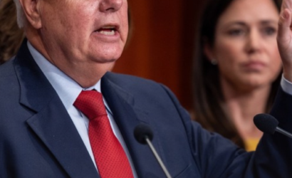 El secretario de Defensa de Estados Unidos, Pete Hegseth, anunció este jueves el inicio de la operación militar “Lanza del Sur”, una ofensiva dirigida por el Comando Sur (Southcom) contra los “narcoterroristas” que operan en Latinoamérica y que, según Washington, representan una amenaza directa para la seguridad del hemisferio occidental.  “El presidente Donald Trump ordenó actuar y el Departamento de Guerra está cumpliendo”, afirmó el secretario de Defensa en la red social X.  Destacó además que la misión pretende “proteger a la nación de las drogas que están matando a nuestra gente” y recordó que el hemisferio occidental “es el vecindario de Estados Unidos y será defendido”.  Las declaraciones se difundieron horas después de que trascendiera la muerte de cuatro personas en un ataque efectuado a inicios de esta semana por fuerzas estadounidenses en el Caribe, hecho confirmado por fuentes del Pentágono a CBS y posteriormente a CNN.  «Operaciones letales»  Con este nuevo incidente, Washington acumula veinte operaciones letales contra presuntas narcolanchas desde mediados de septiembre. Las acciones suman 80 fallecidos, de acuerdo con reportes oficiales. Hegseth también recordó que el domingo anunció dos ataques adicionales contra embarcaciones con tres tripulantes cada una, sin sobrevivientes.  La operación “Lanza del Sur” marca una fase ampliada de presión militar contra organizaciones criminales que actúan en aguas cercanas a países gobernados por regímenes aliados al narcotráfico y cuya permisividad —según autoridades estadounidenses— facilita las rutas de tráfico hacia Norteamérica.  La administración del presidente Donald Trump sostiene que estas acciones forman parte de un esfuerzo para contener la expansión de estructuras ilícitas que desestabilizan la región.   «Vigilancia en el Caribe»  El mayor portaaviones de Estados Unidos y del mundo, el USS Gerald Ford, se incorporó el martes al operativo de la marina de Estados Unidos contra el tráfico de drogas procedente de Latinoamérica, un despliegue que analistas ven como una forma de presión para provocar la salida del narcodictador Nicolás Maduro.  El Comando Sur de las Fuerzas Navales de Estados Unidos afirmó en un comunicado que el USS Gerald Ford, cuyo despliegue se ordenó hace casi tres semanas, había entrado en la zona de responsabilidad operativa del equipo, que abarca América Latina y el Caribe.  El portaviones más grande del mundo «reforzará la capacidad de Estados Unidos para detectar, vigilar y desarticular a los actores y actividades ilícitas que comprometen la seguridad y la prosperidad del territorio estadounidense y nuestra seguridad en el hemisferio occidental», afirmó el portavoz del Pentágono, Sean Parnell.